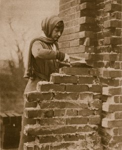 Vrouwenarbeiders die een bakstenen muur leggen, 1914-19 door English Photographer